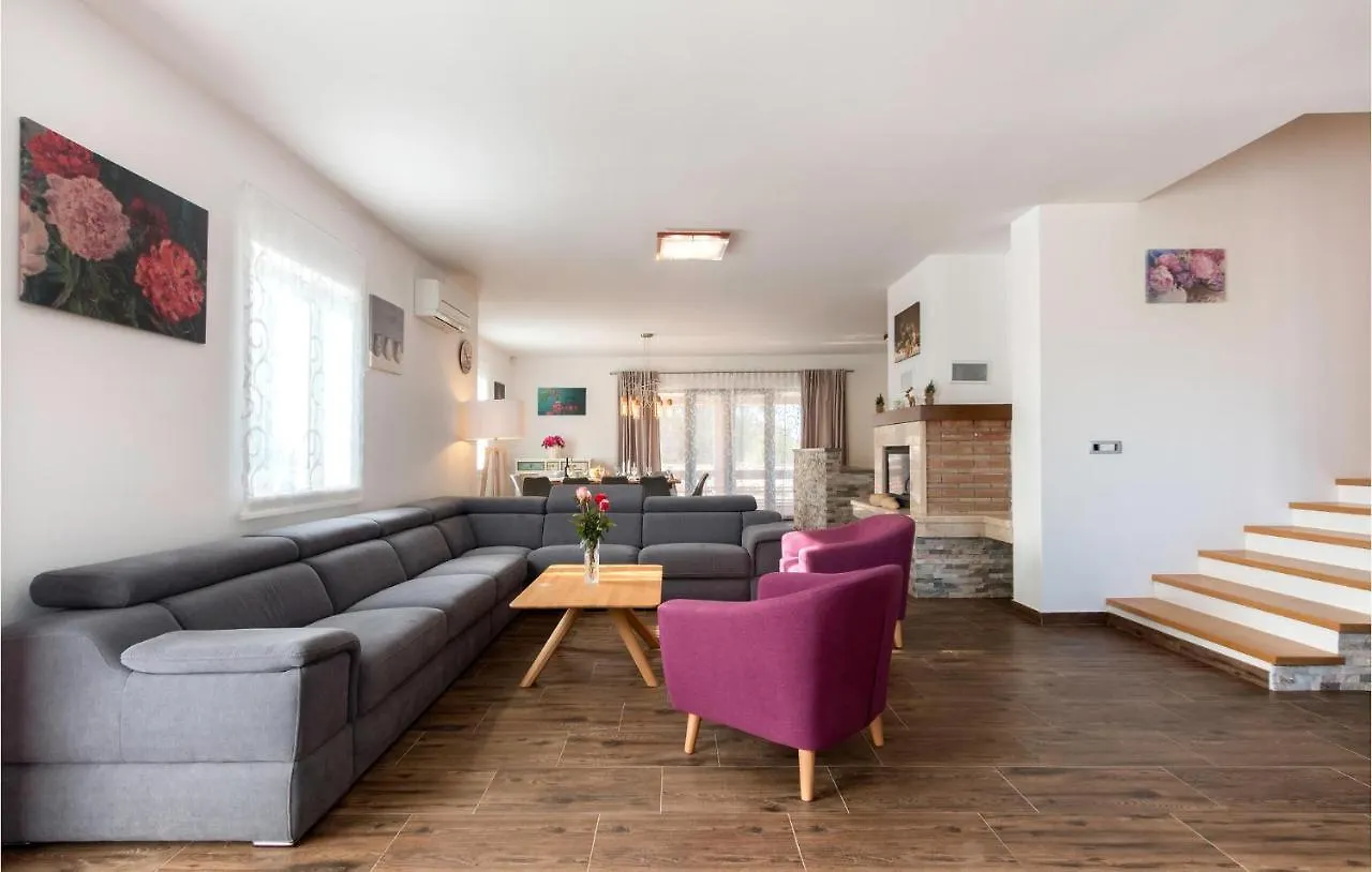 Gorgeous Home In Krmed With Wifi