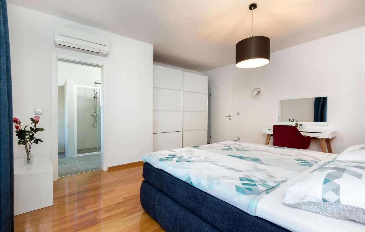 Gorgeous Home In Krmed With Wifi 0*,